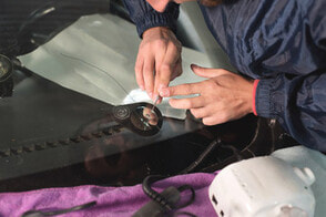 auto glass contractor fixing cracks on windshield
